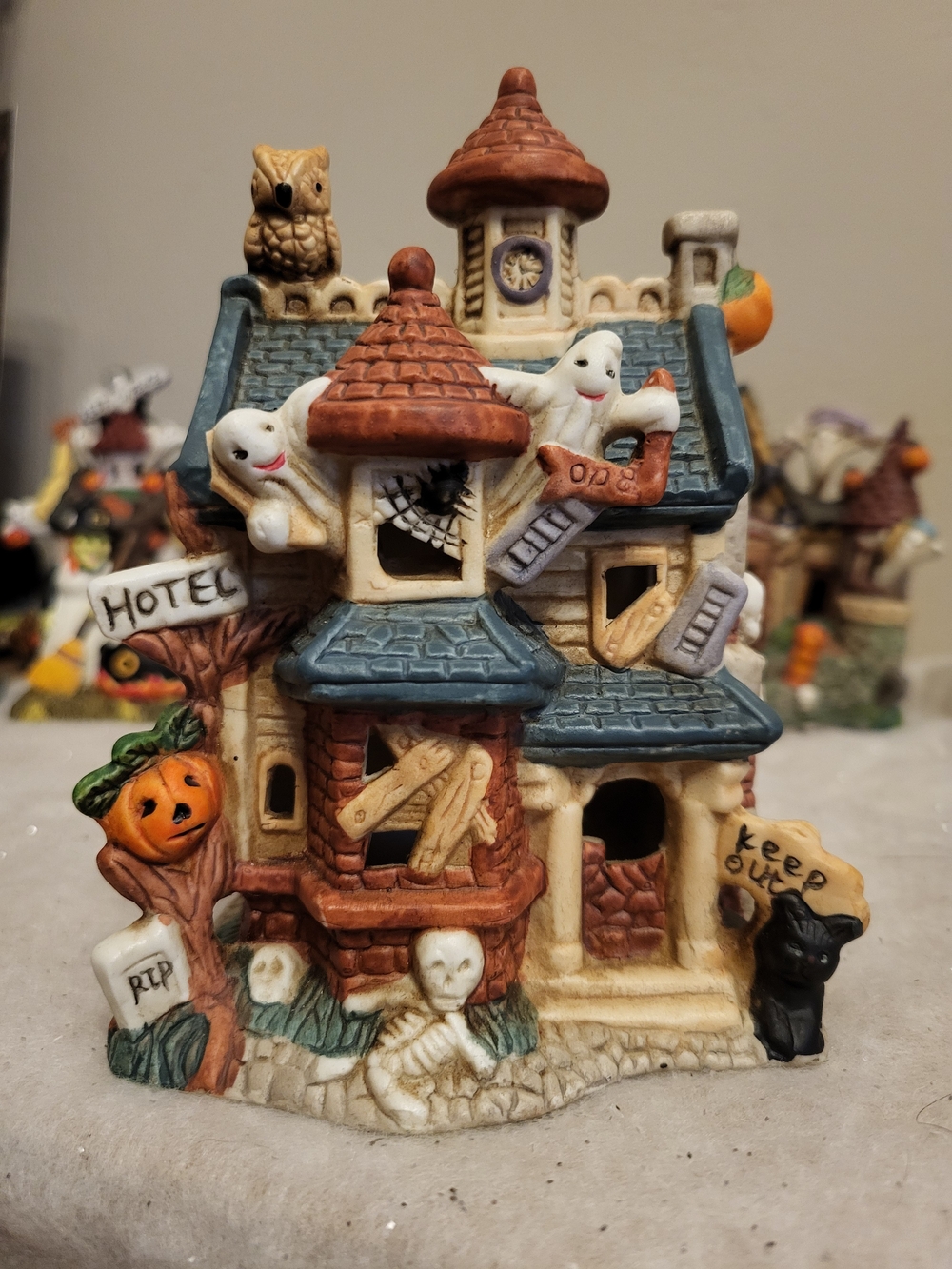 1995 Spooky Hollow Halloween Village Lighted Porcelain Hotel - Tested & Works
